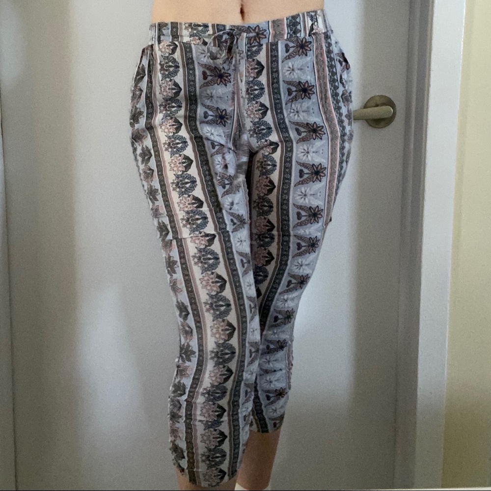 FLORAL PRINT CROPPED PANTS